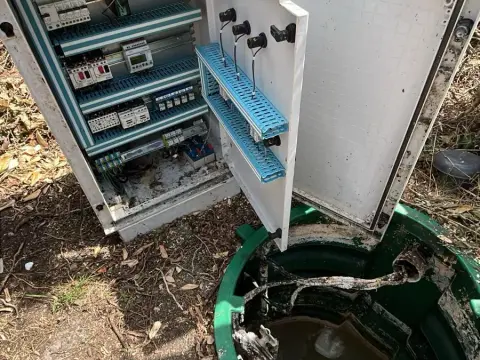Coffret d'alarme ouvert, contrôle électrique