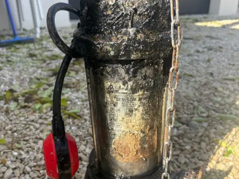 Pompe sortie du poste, flotteur et chaîne